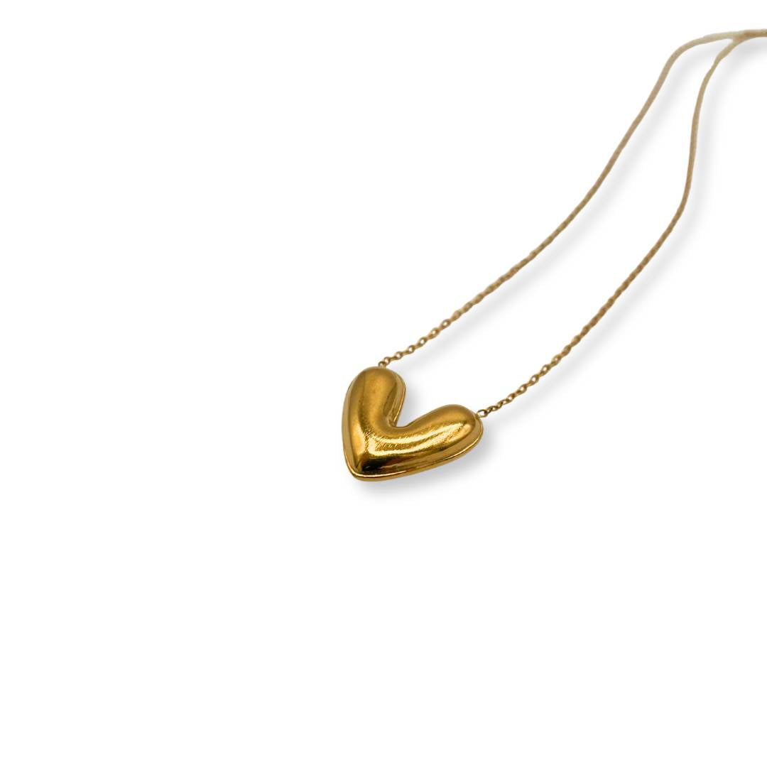 Dettaglio del Ciondolo a forma di cuore della collana Viki per donna