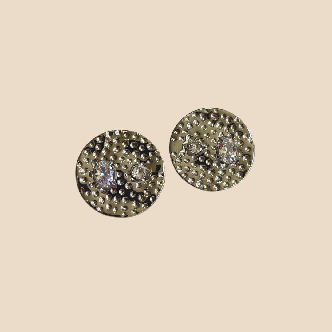 Orecchini martellati con strass