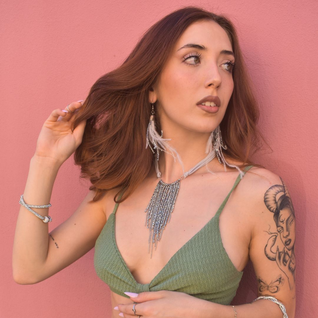 modella che indossa bigiotteria creativa